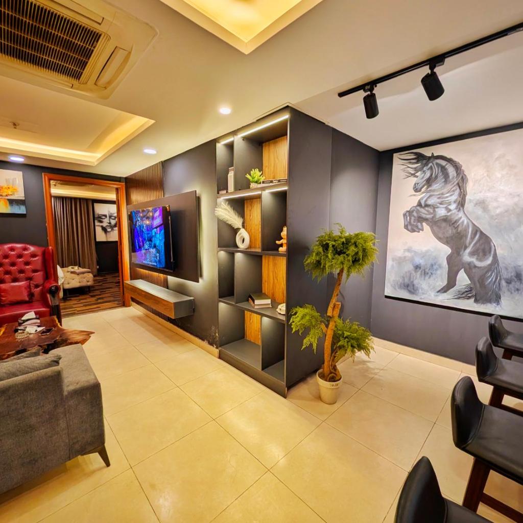 VINTAGE PENTHOUSE APARTMENT - GOLDCREST MALL By ALVIS SUITE