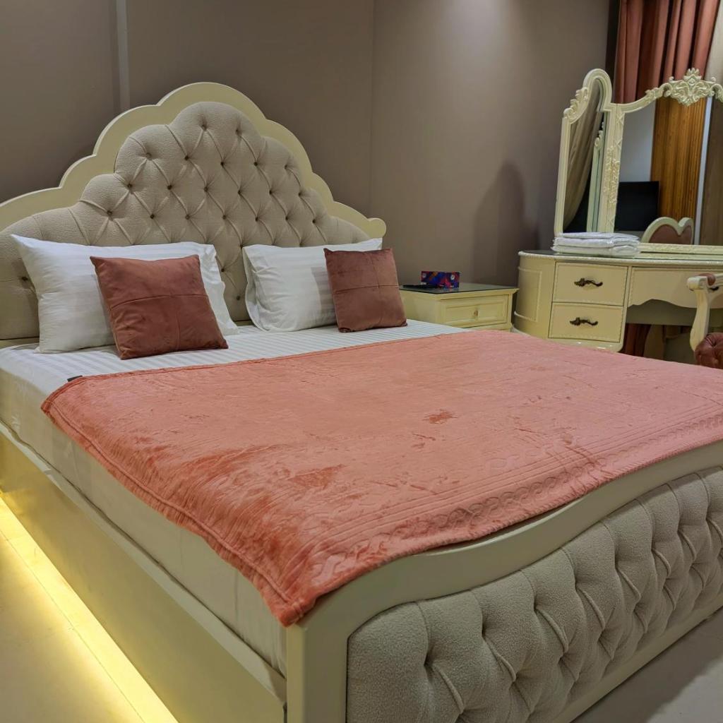 Comfortable Family Stay in PentaSquare DHA - Studio Apartment