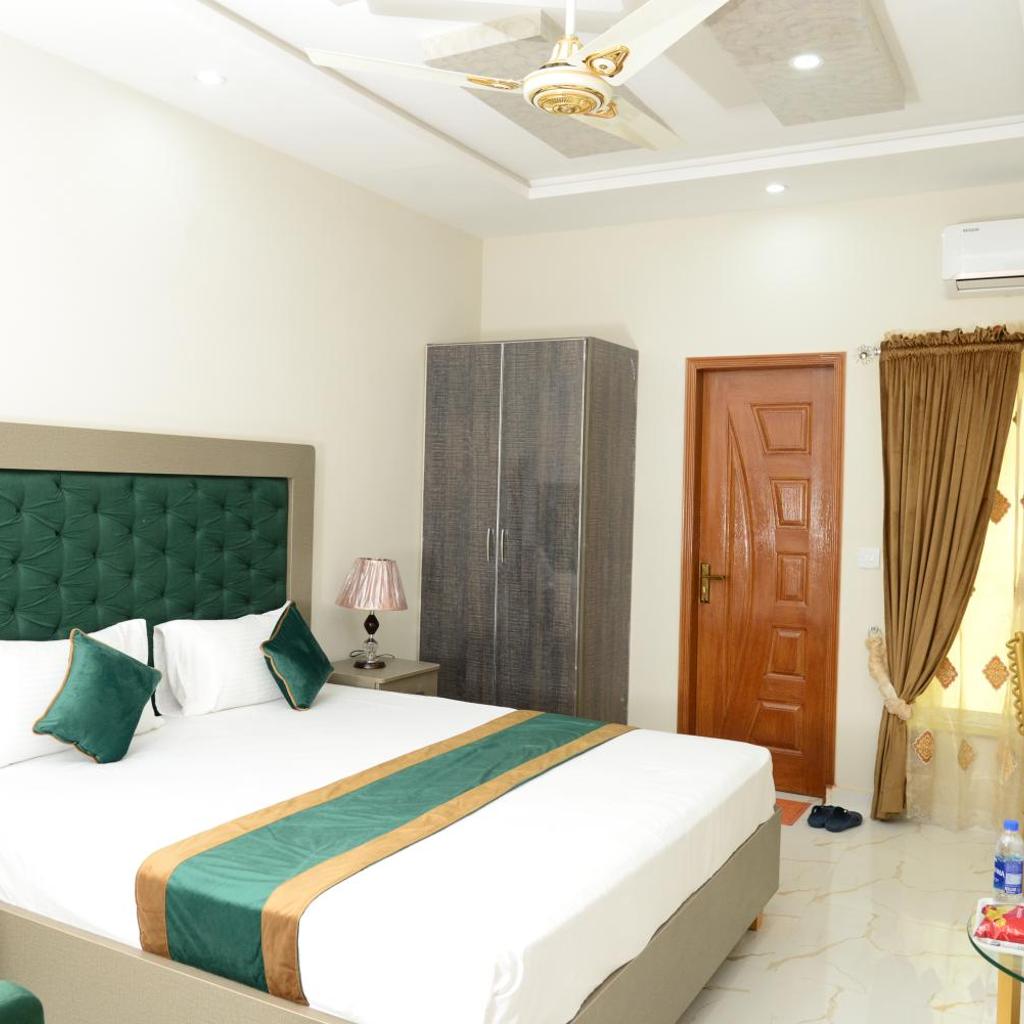 Hotel Deluxe Lahore